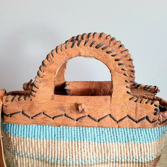 African woven sisal shoulder bag with leather strap and handles. - Picture 3 of 8